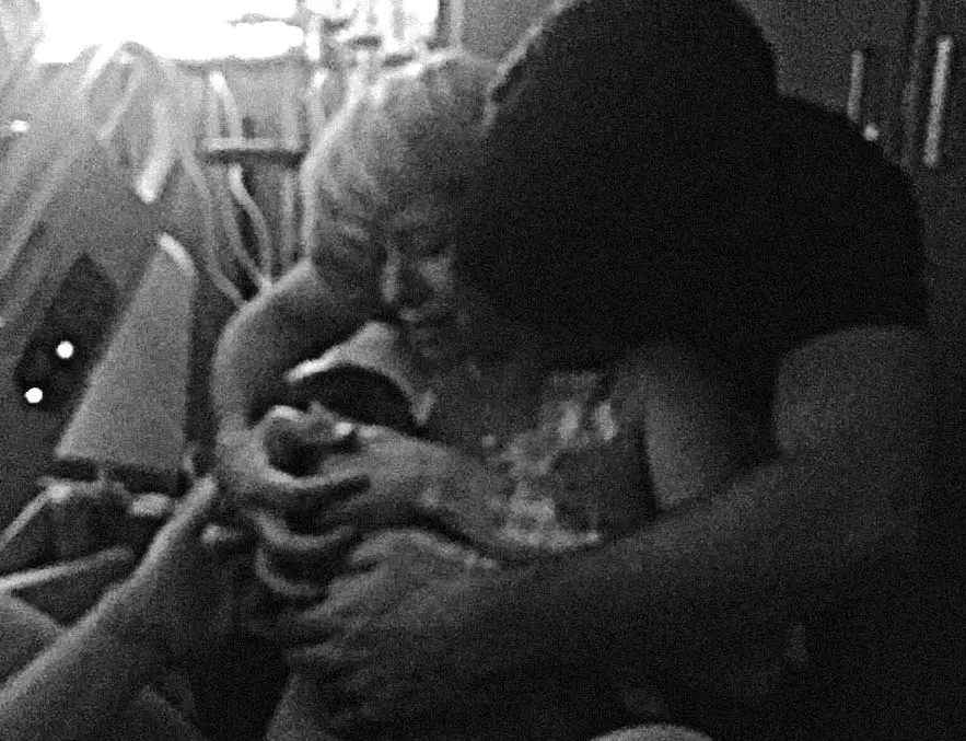 parto induzido com ocitocina, foto do momento em que a mãe pega o bebê no colo