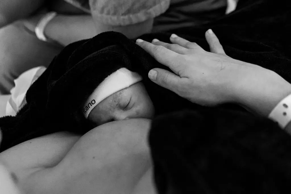 Bebê mamando logo após o parto