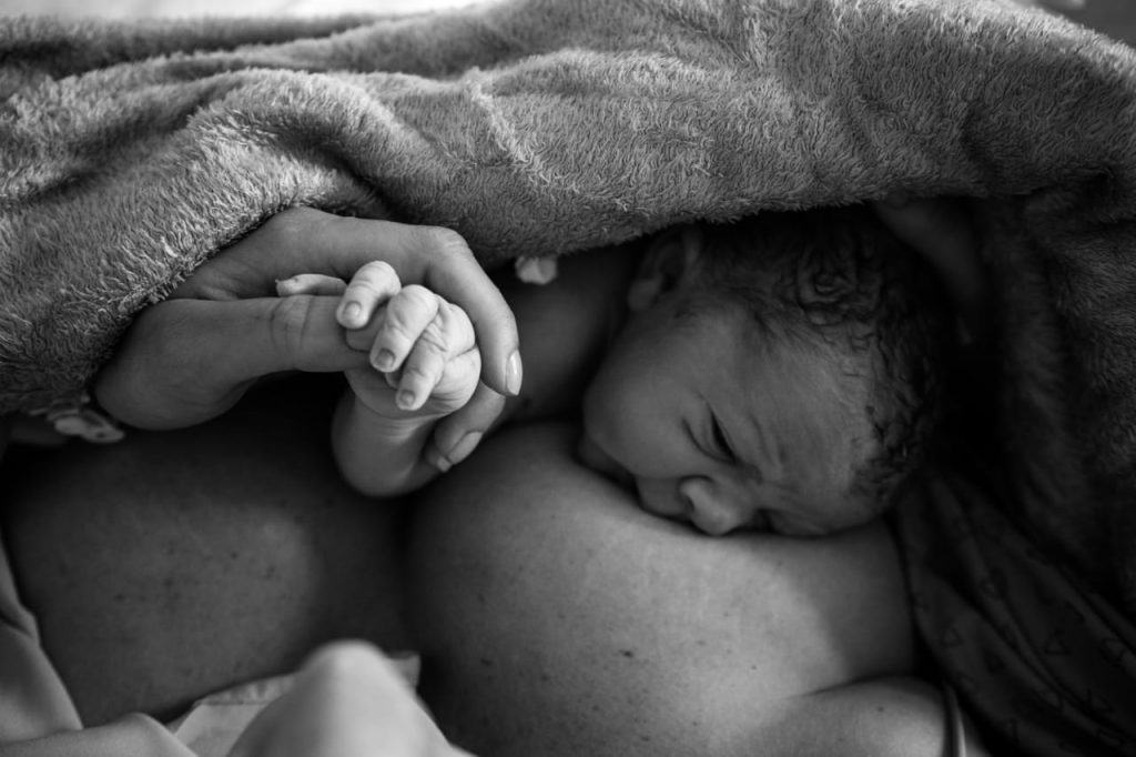 Mãe faz desabafo sobre parto cesárea: “Senti como se meu corpo